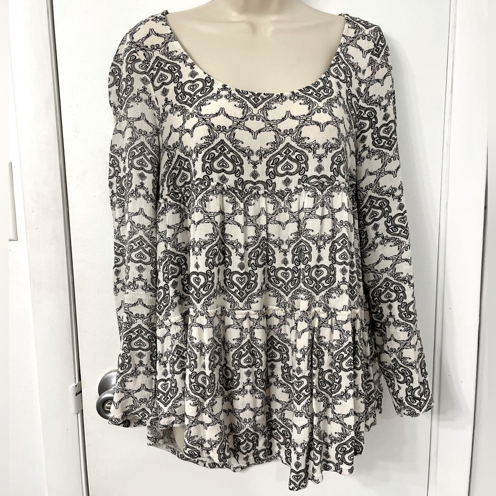 H&M DIVIDED // white and black long sleeve flowy top 🤍🖤